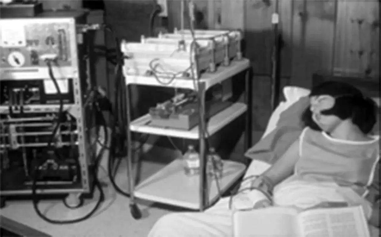 Paziente in dialisi con apparecchiature mediche. La domanda su quanto prende di pensione un dializzato è complessa e dipende da molti fattori.