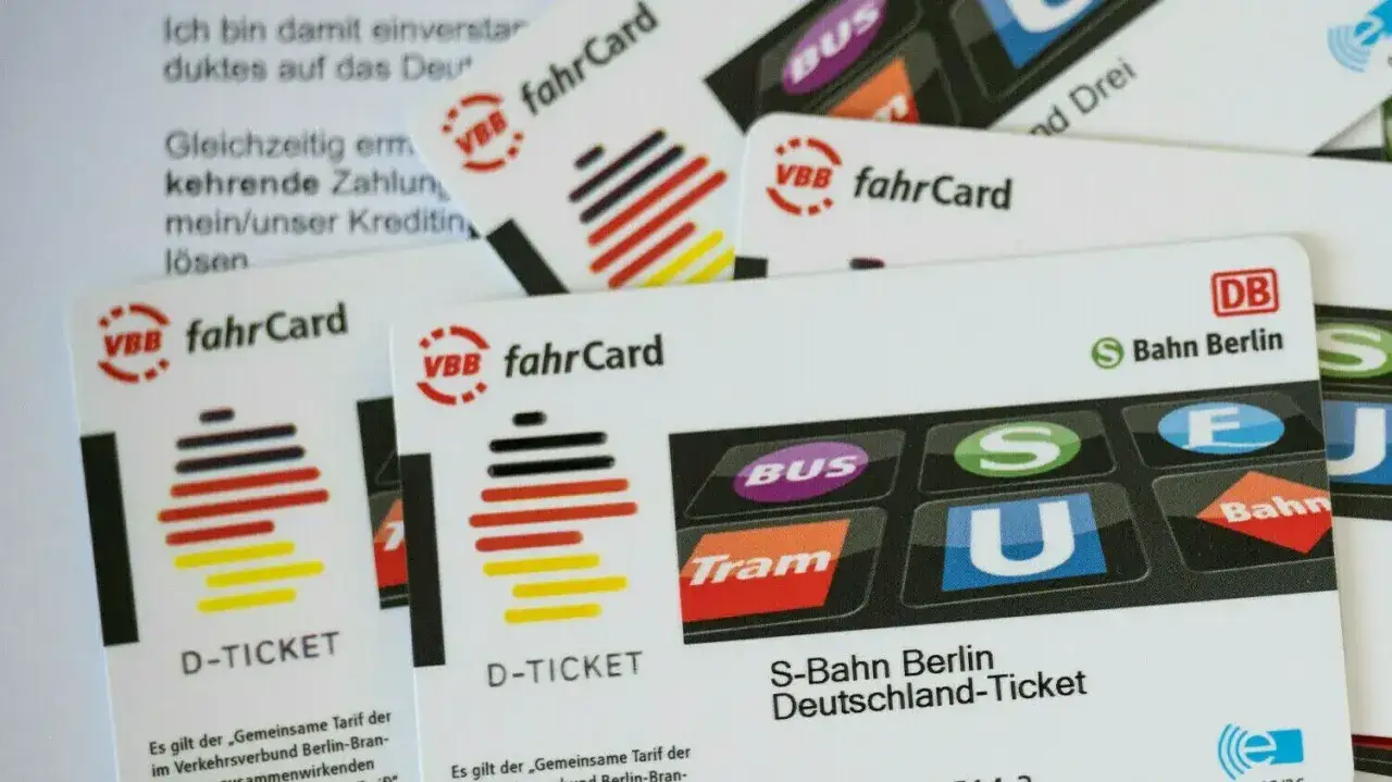 Mehrere Fahrkarten, darunter das Deutschlandticket, liegen &uuml;bereinander. Mit dem Deutschlandticket kann man auch nach Polen reisen.