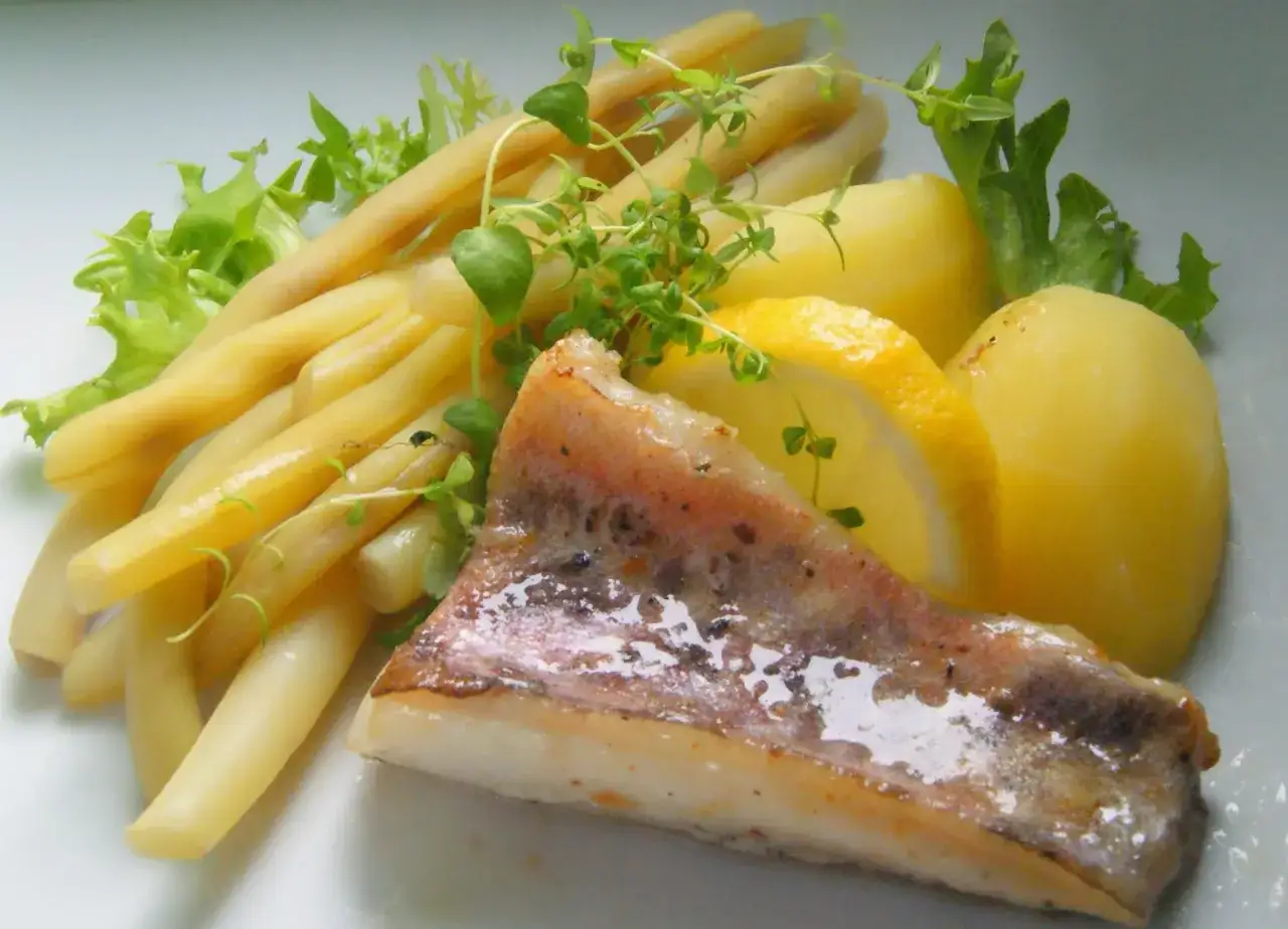Filet ryby miętus z ziemniakami, fasolką szparagową i cytryną. Pyszny smak!