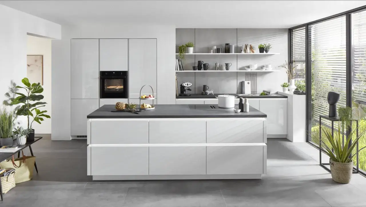 Moderne K&uuml;che mit Nobilia Insel und dunkler Arbeitsplatte. Die xtra Arbeitsplatte Nobilia Erfahrung ist hier positiv, mit viel Platz und integrierten Ger&auml;ten.