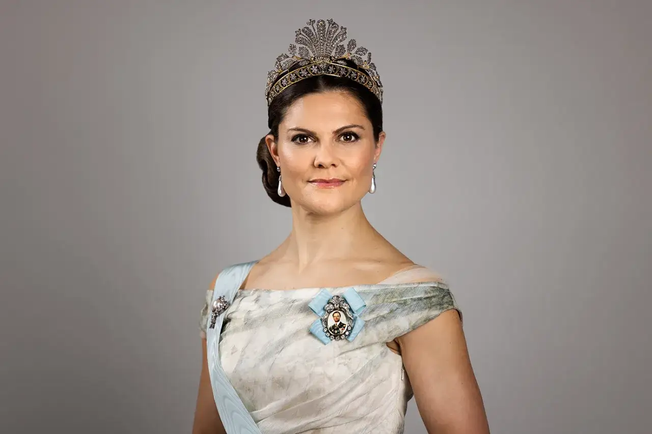 Kronprinsessan Victoria bär en tiara och en ljusblå ordensstjärna.