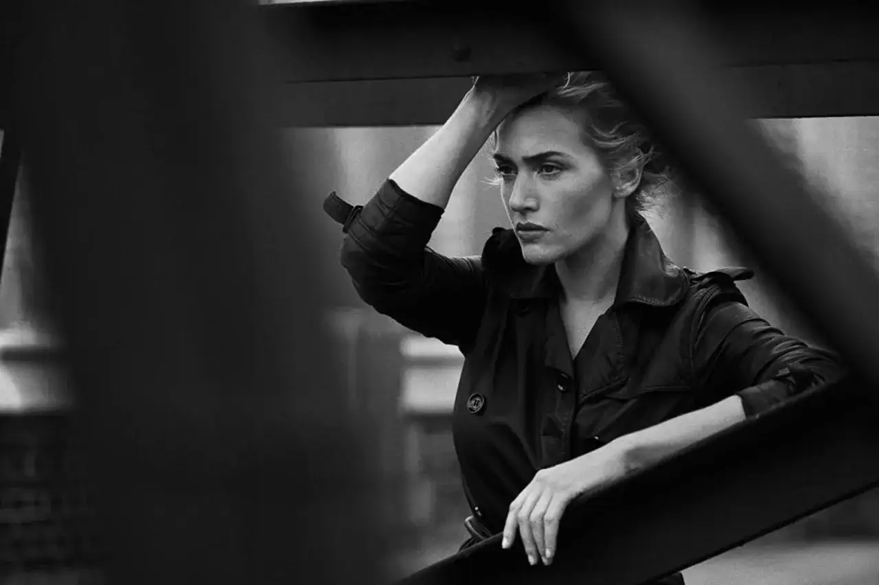 Ritratto in bianco e nero di una donna con trench, un'icona di stile che ricorda i grandi fotografi di moda famosi.