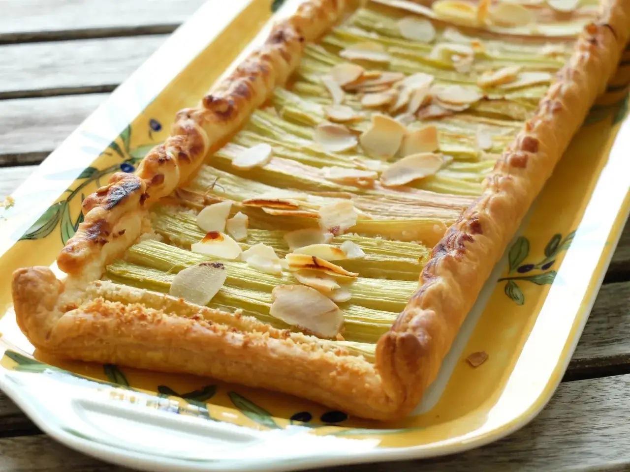 Tarte &agrave; la rhubarbe sur p&acirc;te feuillet&eacute;e, garnie d'amandes effil&eacute;es. Un d&eacute;lice printanier !