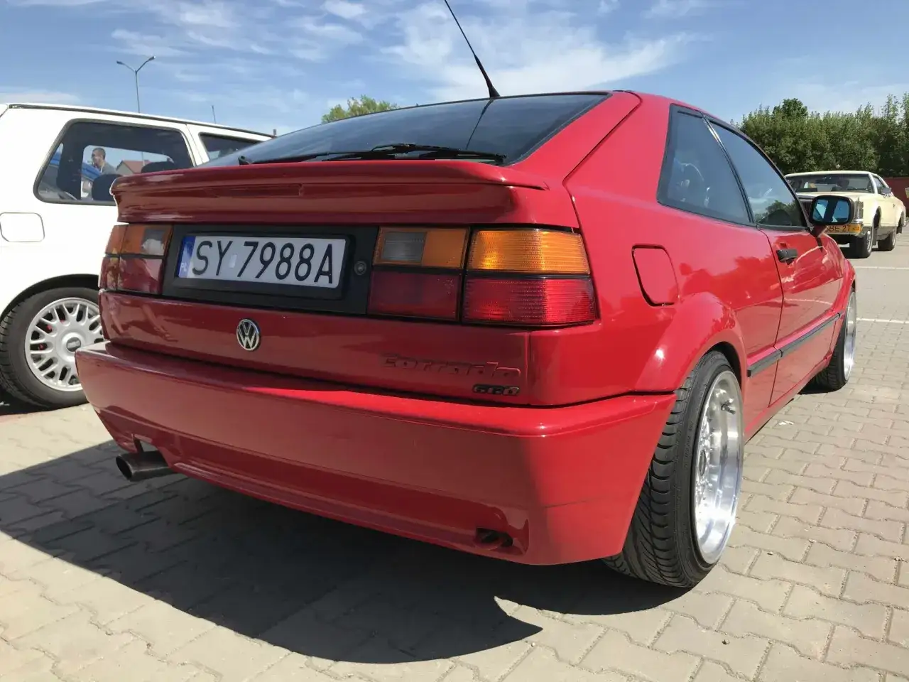 Czerwony Volkswagen Corrado G60 z tablicą rejestracyjną SY 7988A, zaparkowany na zewnątrz.