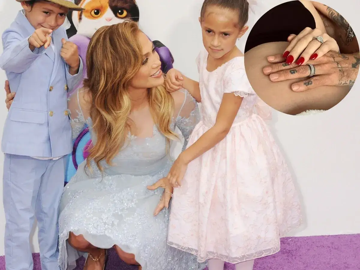 Jennifer Lopez ma dzieci. Wokalistka w błękitnej sukni z córką w różowej i synem w garniturze. W tle pluszowa postać.