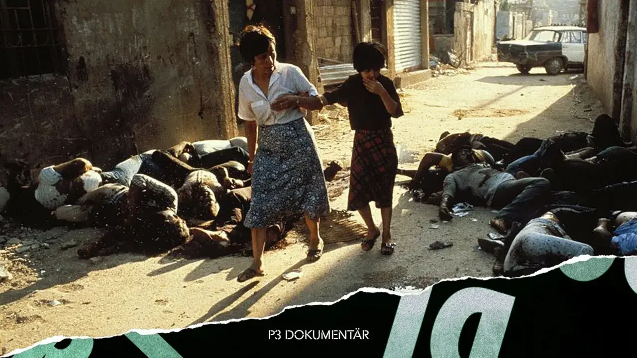 Tv&aring; kvinnor g&aring;r genom en gata kantad av d&ouml;da kroppar, en scen fr&aring;n Sabra och Shatila-massakern.