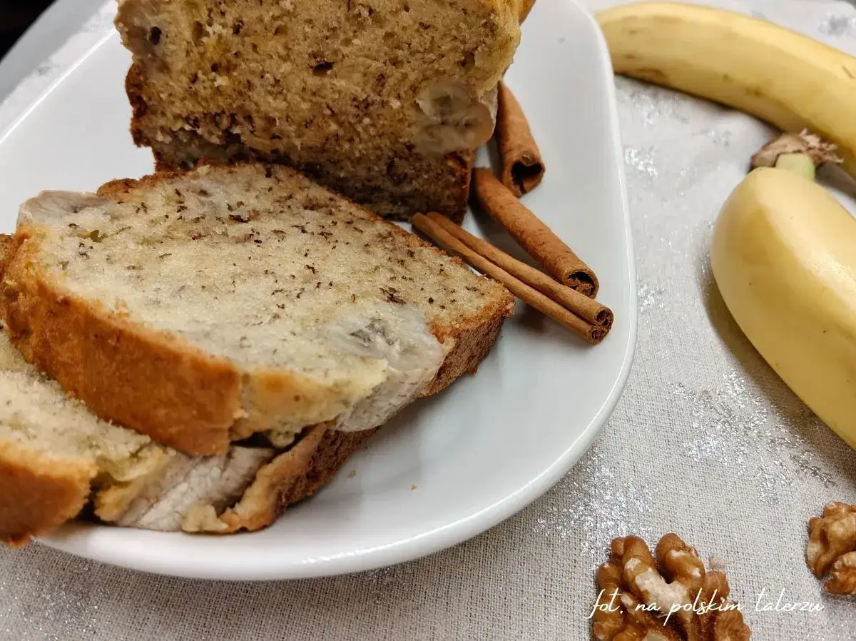Pyszny chlebek bananowy z cynamonem i orzechami na talerzu. Idealny na deser.