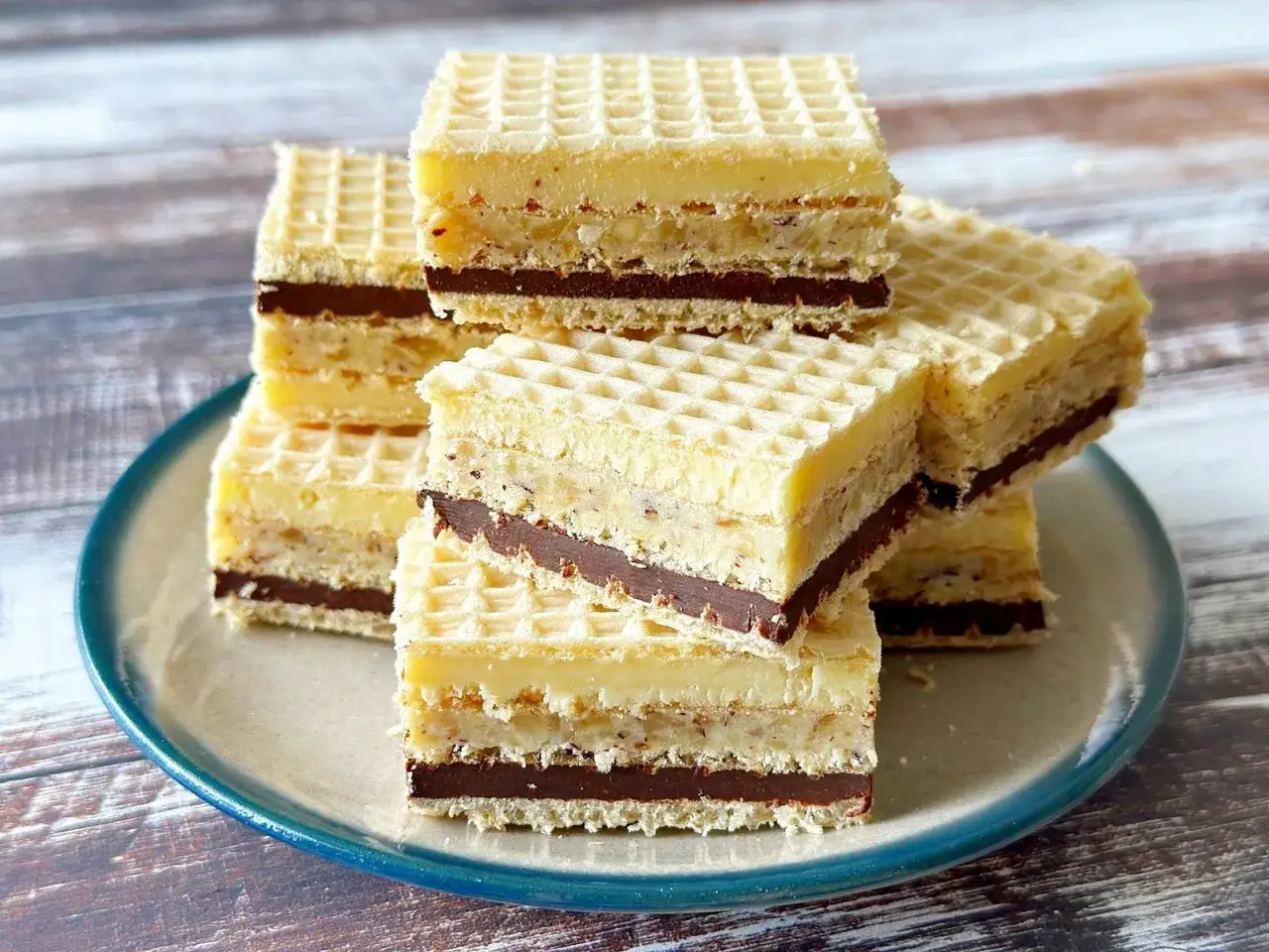Słodkie wafle z mlekiem w proszku i czekoladą, ułożone na talerzu. Idealne na deser!