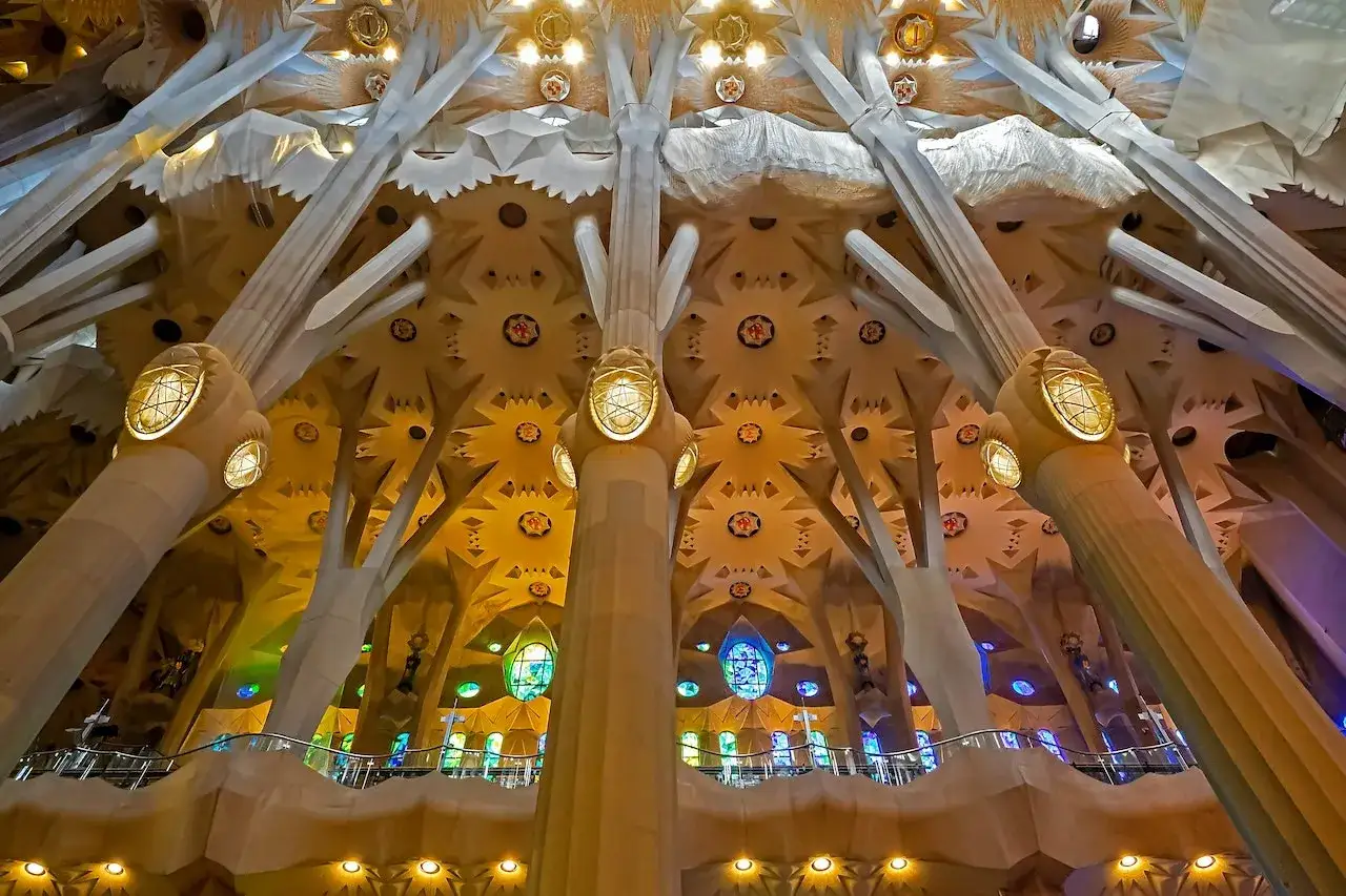 Wnętrze Sagrada Familia zachwyca kolumnami przypominającymi drzewa i gwieździstym sufitem. Ciekawostki architektoniczne Gaudiego w całej okazałości.