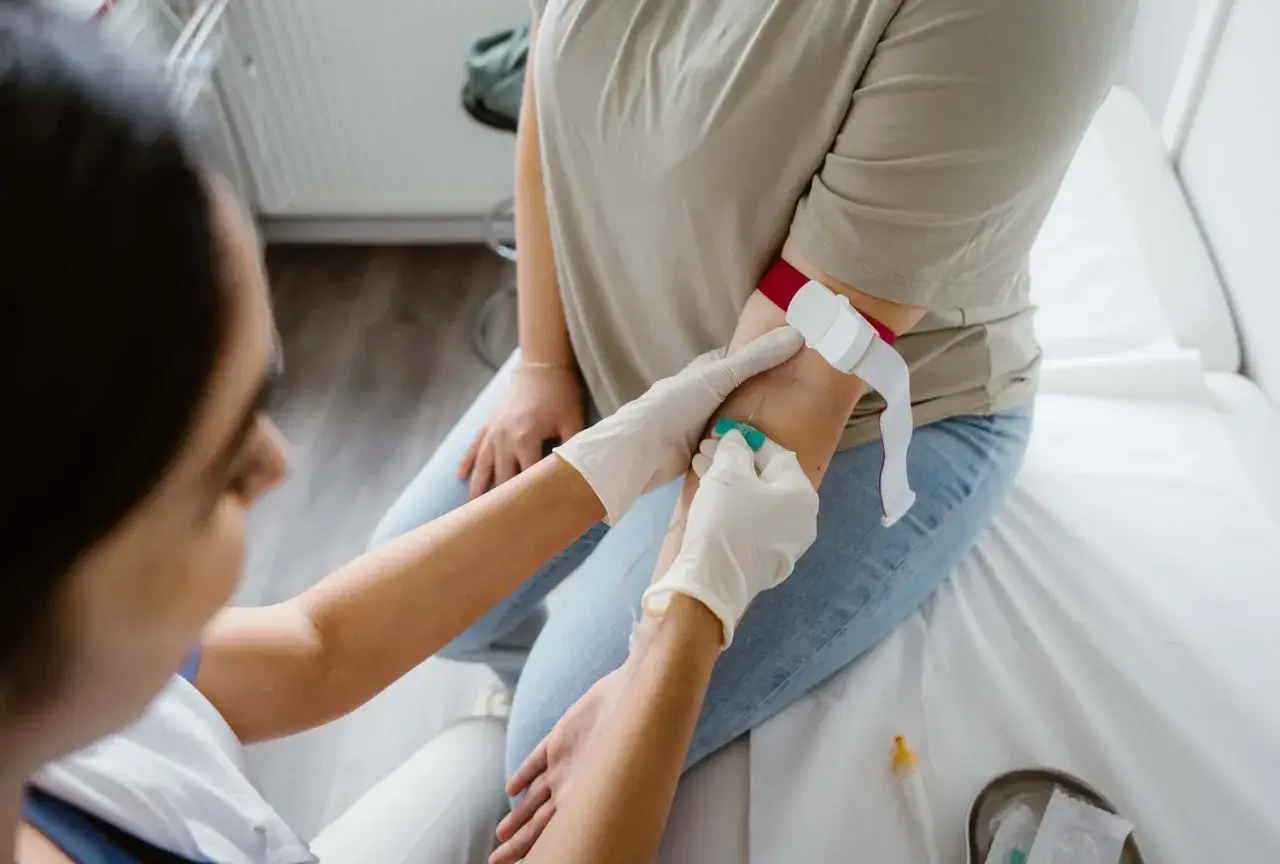 Pielęgniarka pobiera krew do badania. To część testu obciążenia glukozą, ważnego dla diagnostyki cukrzycy.