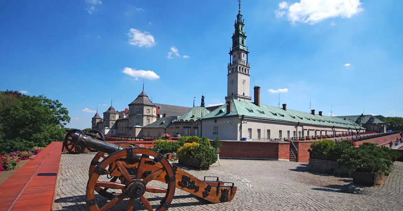 Dwa zabytkowe działa na murach obronnych Jasnej Góry, gotowe do obrony przed potopem.