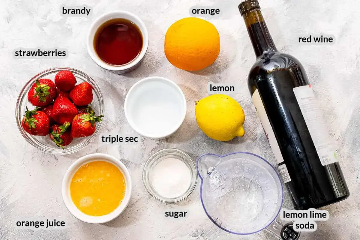 Zutaten für Sangria: Erdbeeren, Brandy, Orangen, Zitronen, Rotwein, Triple Sec, Orangensaft, Zucker und Limonade. Der sangria alkoholgehalt hängt von den Mengen ab.