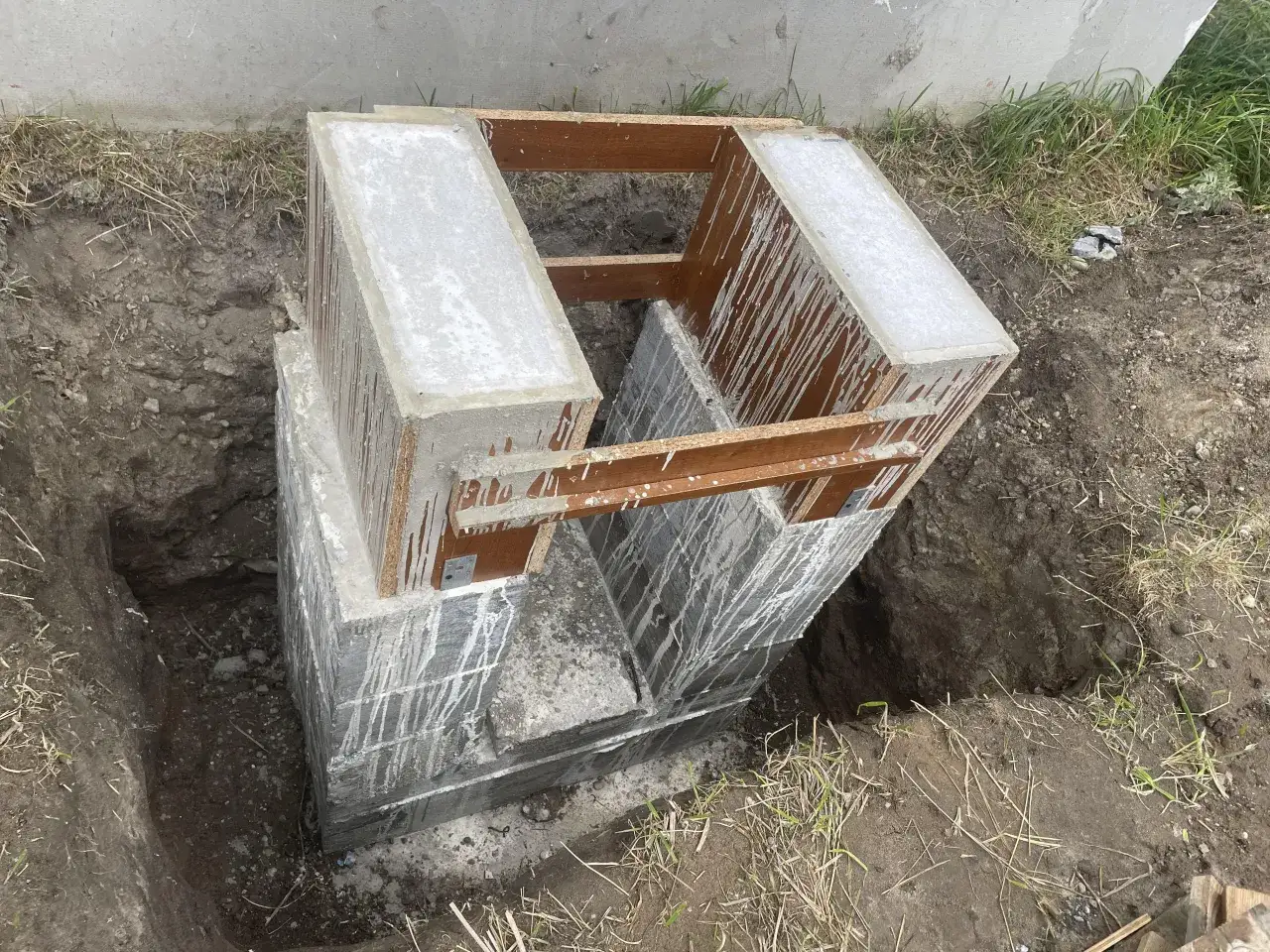 Schemat budowy fundamentu pod pompę ciepła z odprowadzeniem skroplin