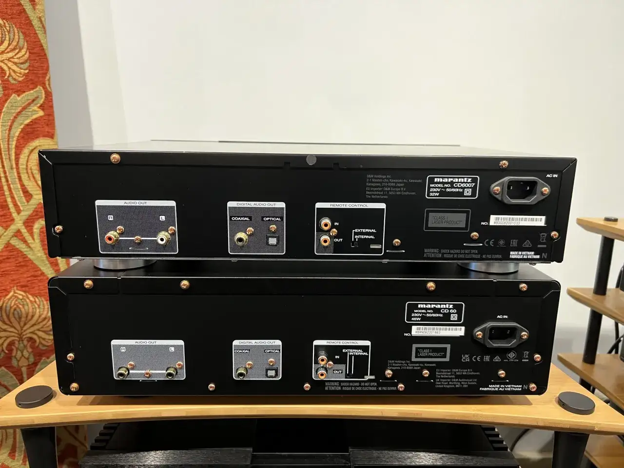Tył odtwarzacza Marantz CD 60, gotowy do testu, z widocznymi złączami audio i cyfrowymi.