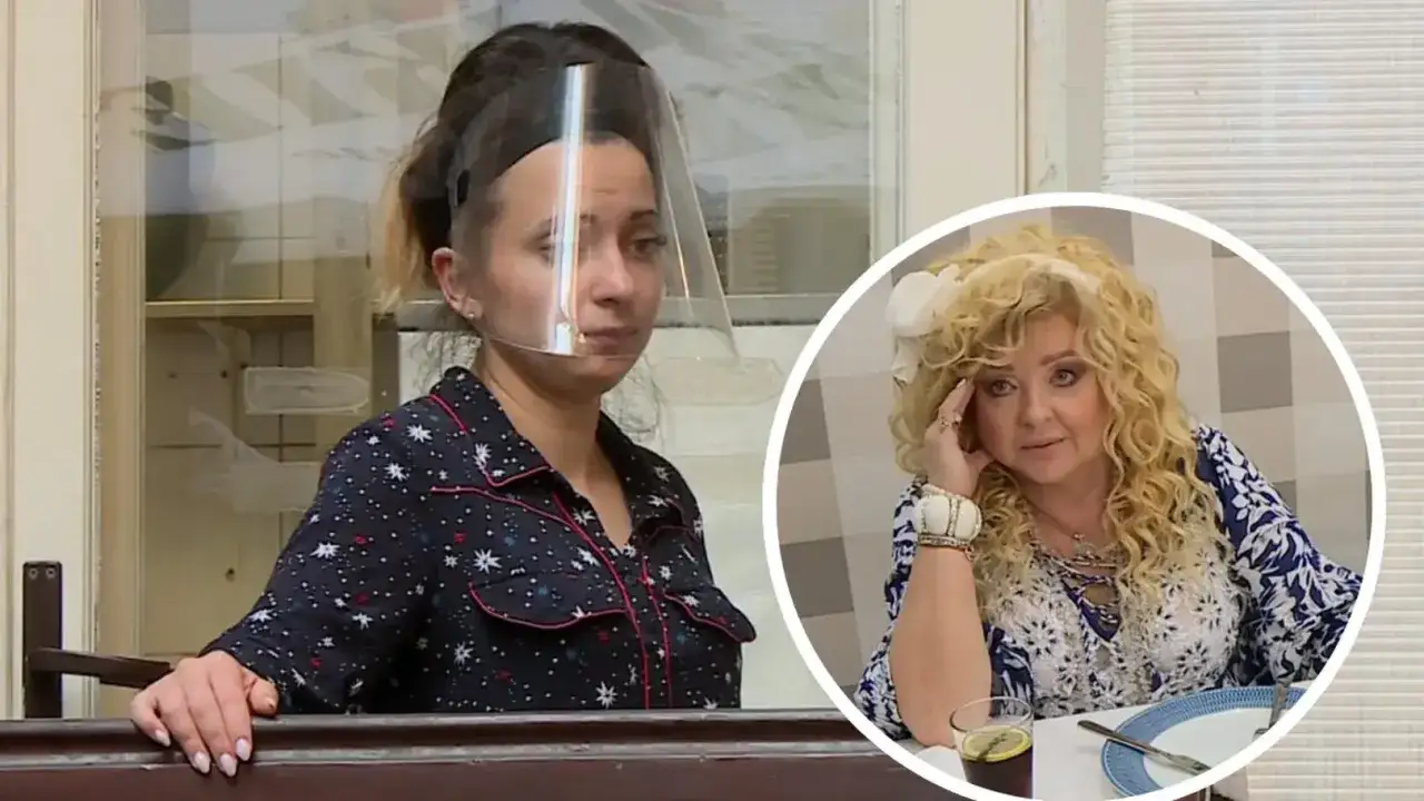 Kobieta w przyłbicy w restauracji, obok Magda Gessler z kolorowymi patelniami w tle.