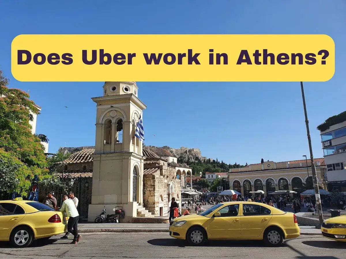 Gelbe Taxis in Athen, Griechenland, vor einer Kirche mit der Akropolis im Hintergrund. Die Frage