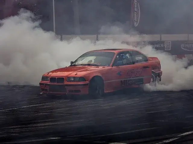 BMW E46 drift z dymem z opon