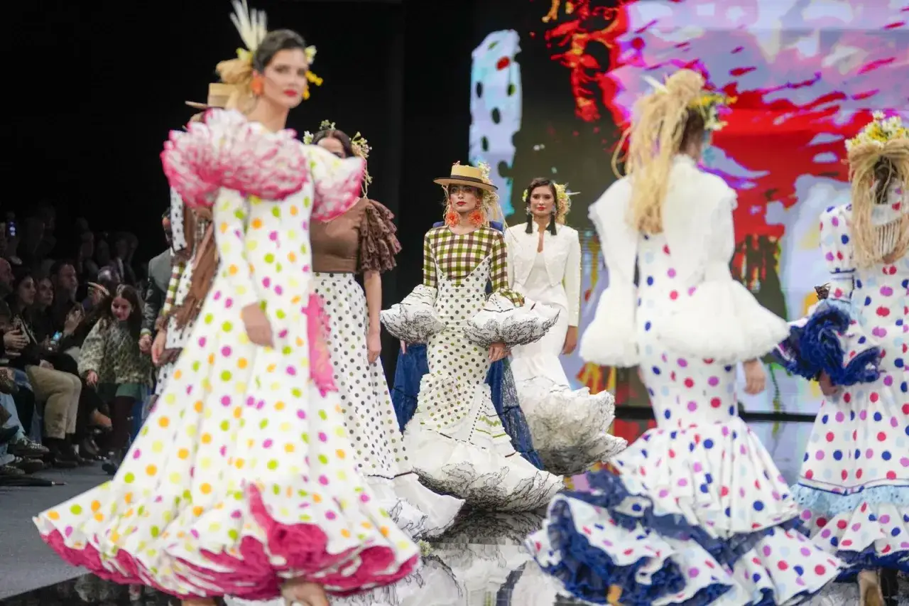 Modelos desfilan en la pasarela SIMOF con trajes de flamenca de lunares y volantes espectaculares.