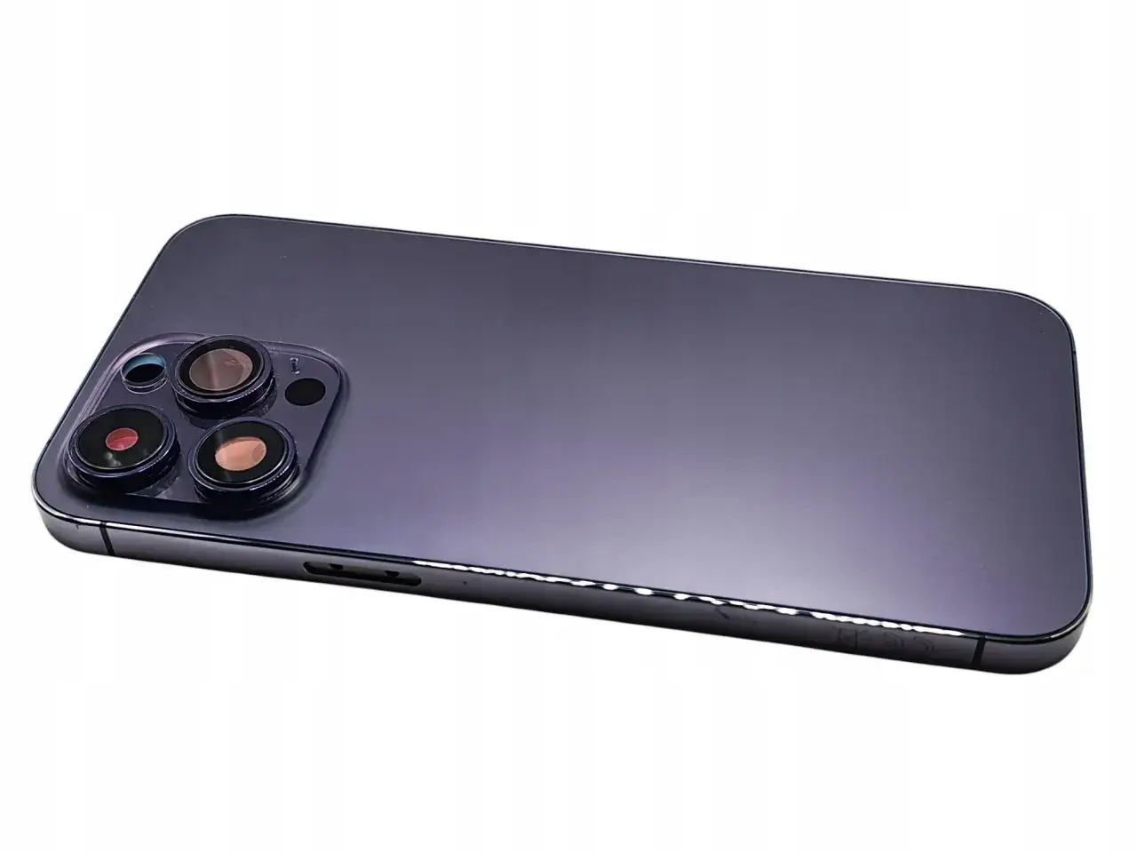 Elegancki iPhone 14 fioletowy z potrójnym aparatem.