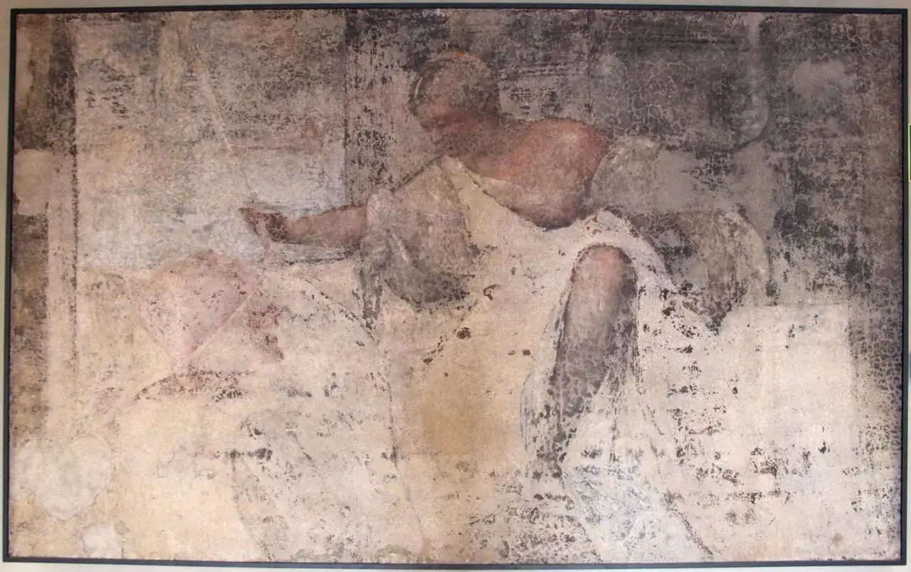 Affresco frammentario, forse opera di Giorgione, con figura femminile in drappeggio, evocativa del Fondaco dei Tedeschi.