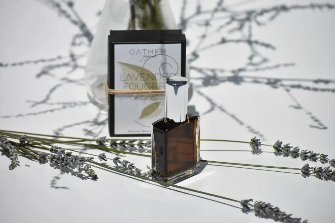 Flakon perfum z lawendą i etykietą