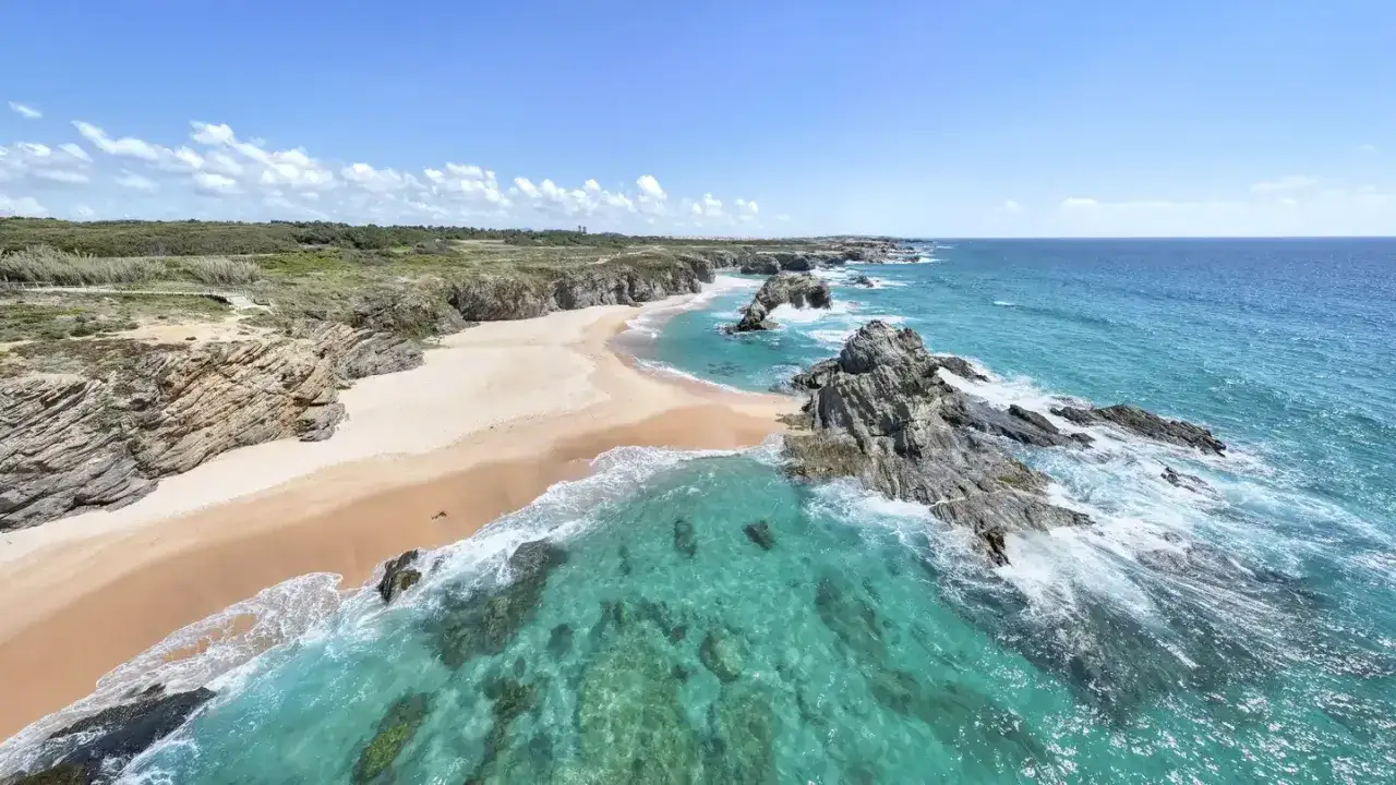 Traumhafte K&uuml;ste der Costa Verde, Portugal. T&uuml;rkisblaues Meer trifft auf goldene Sandstr&auml;nde und zerkl&uuml;ftete Felsen.