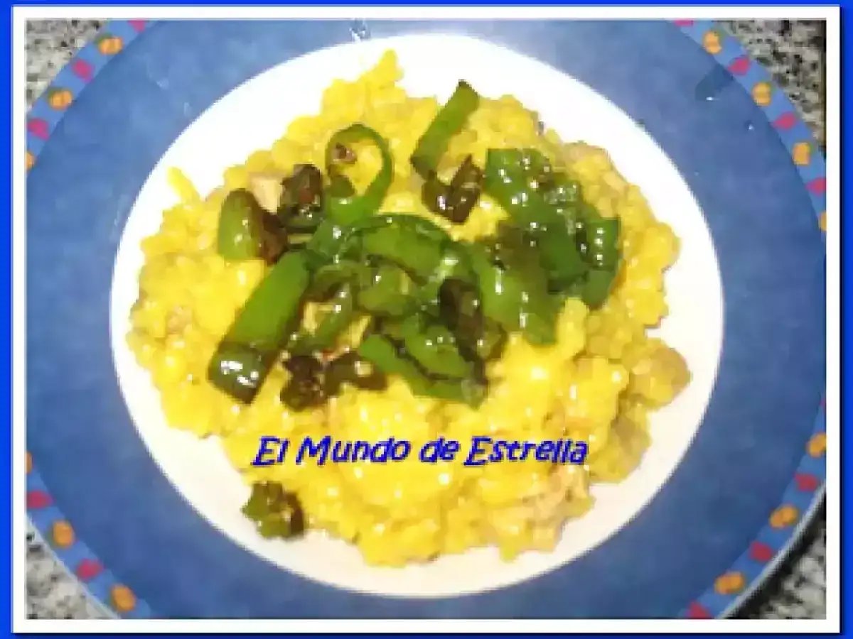 Delicioso arroz meloso de pescado, cubierto con pimientos verdes salteados. ¡Un plato que te transportará al mar!