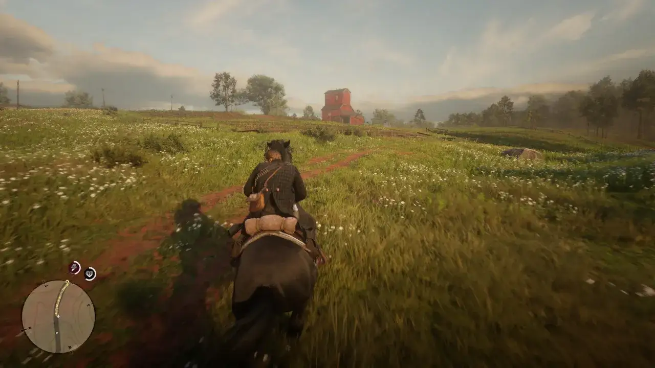 Un jinete cabalga por un campo florido hacia una granja roja. &iquest;Cu&aacute;nto dura Red Dead Redemption 2? &iexcl;Mucho!