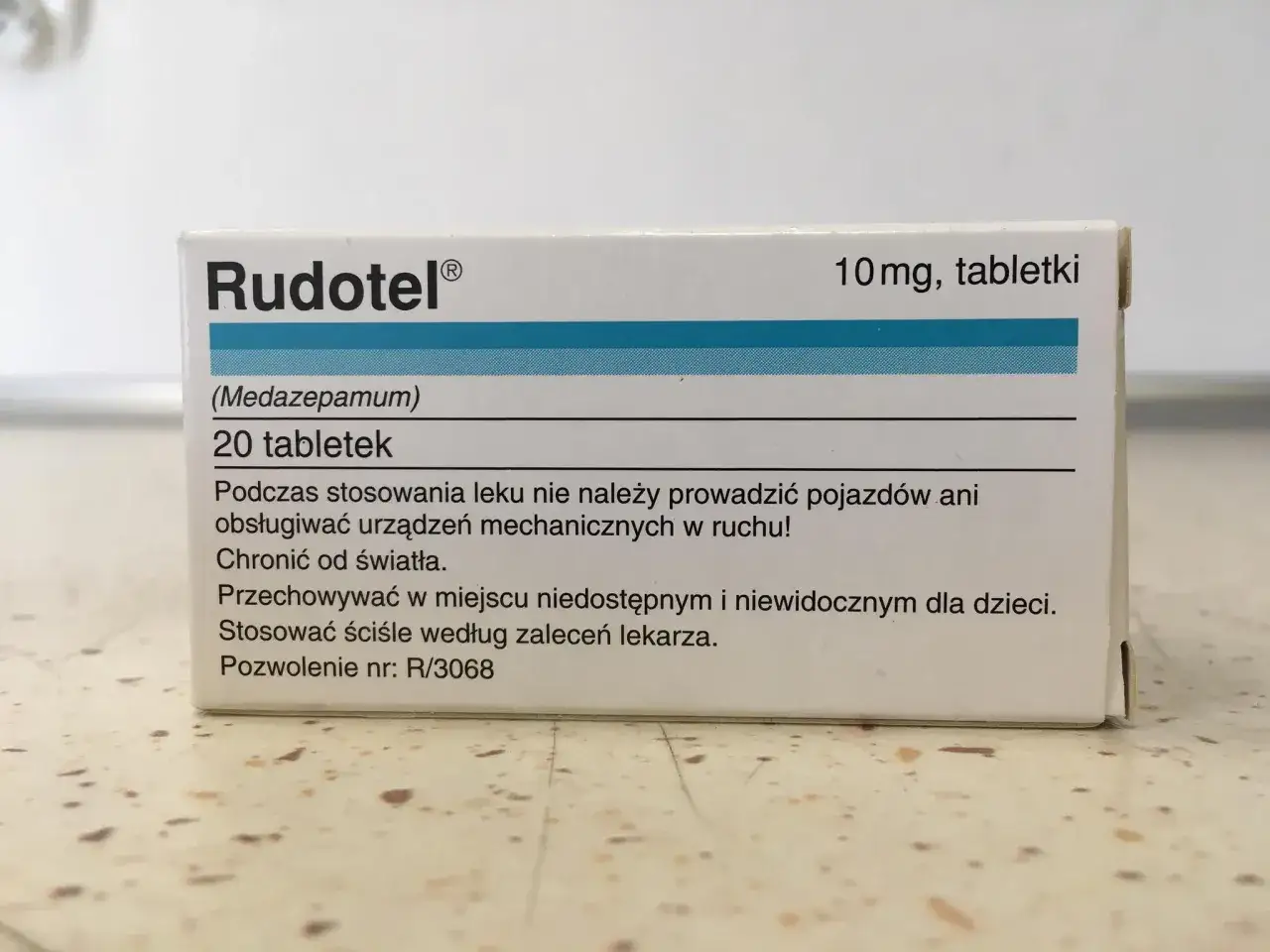 Opakowanie leku Rudotel 10 mg z medazepamem, 20 tabletek. Nie prowadzić pojazdów podczas stosowania.