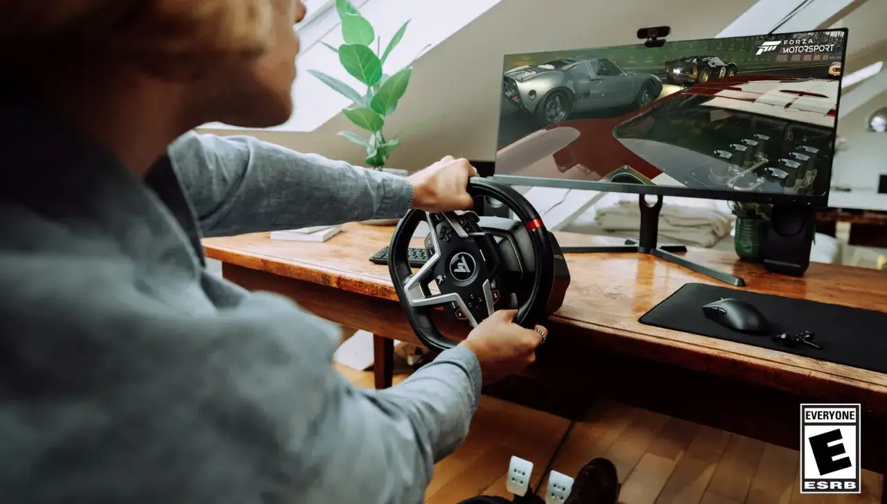 Gracz testuje kierownicę do Xboxa, grając w Forza Motorsport. To prosty sposób, jak podłączyć kierownicę do Xboxa.