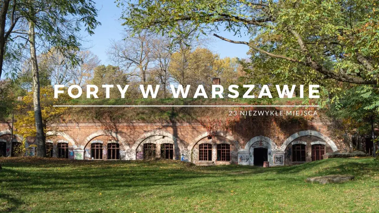 Fortyfikacje w Warszawie, jedne z największych twierdzy w Polsce, porośnięte zielenią i jesiennymi liśćmi.