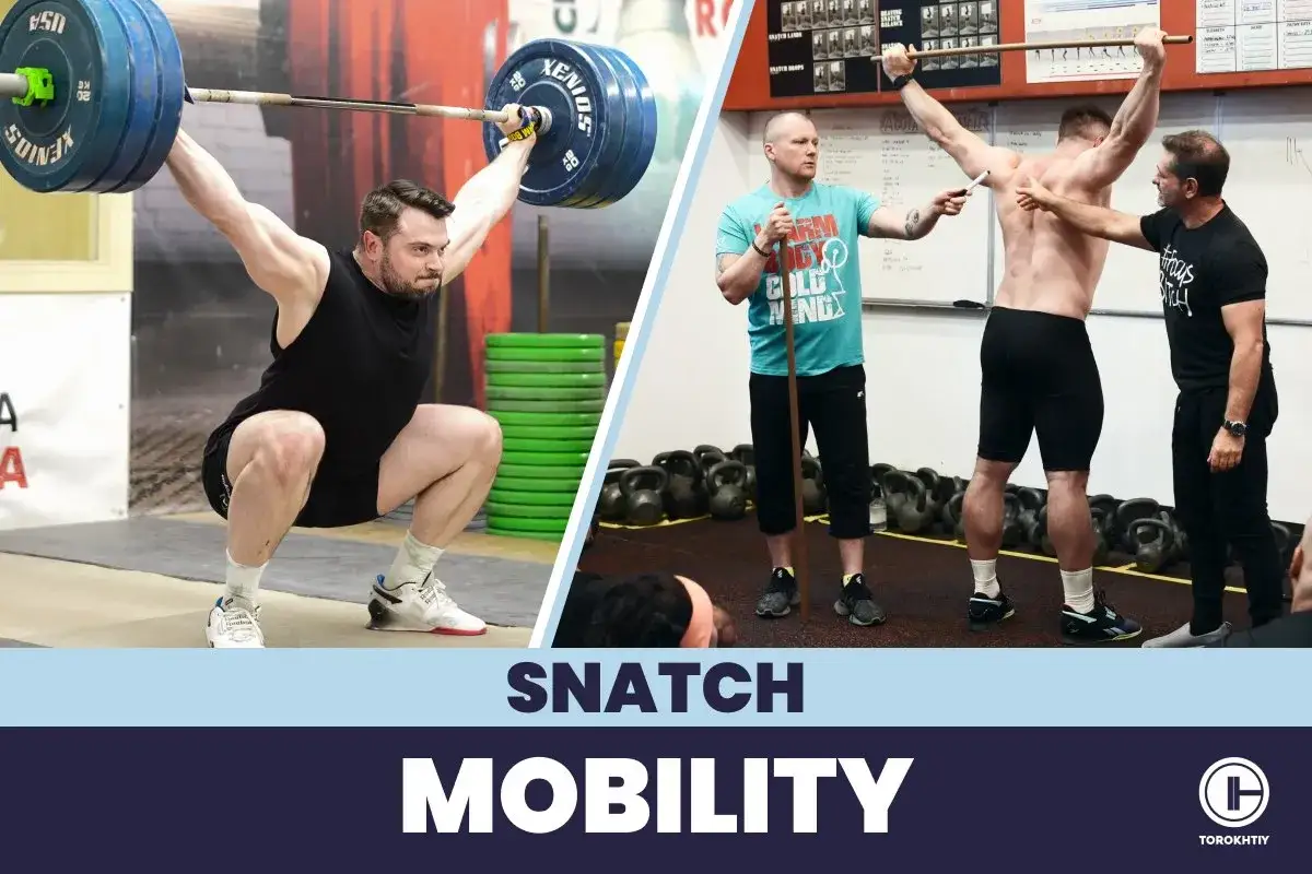 Un halt&eacute;rophile en position de squat avec une barre au-dessus de la t&ecirc;te. &Agrave; droite, un coach guide un athl&egrave;te dans un exercice de mobilit&eacute;.
