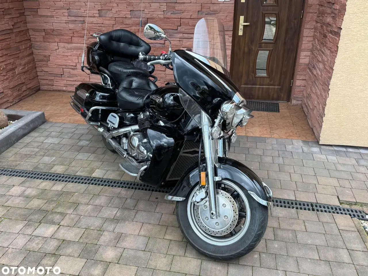 Czarny motocykl Yamaha Venture z wygodnym siedzeniem i dużą szybą, gotowy na długie podróże.