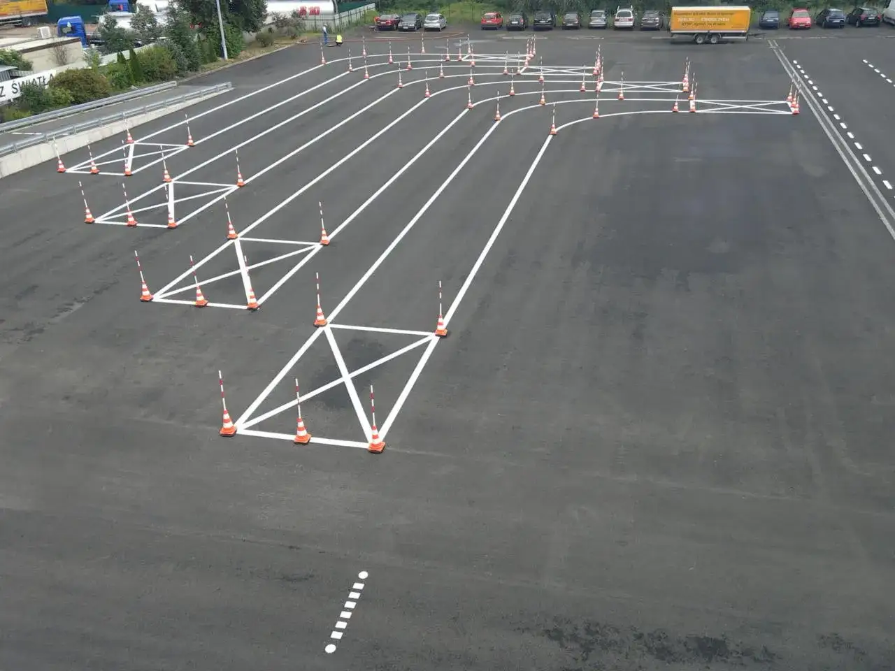 Tor do nauki jazdy, pełen pachołków i białych linii, budzi strach przed jazdą samochodem.