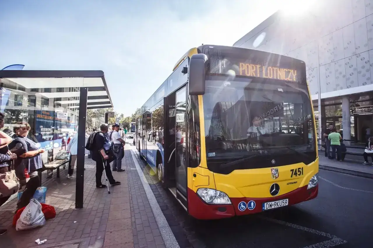 Autobus z napisem