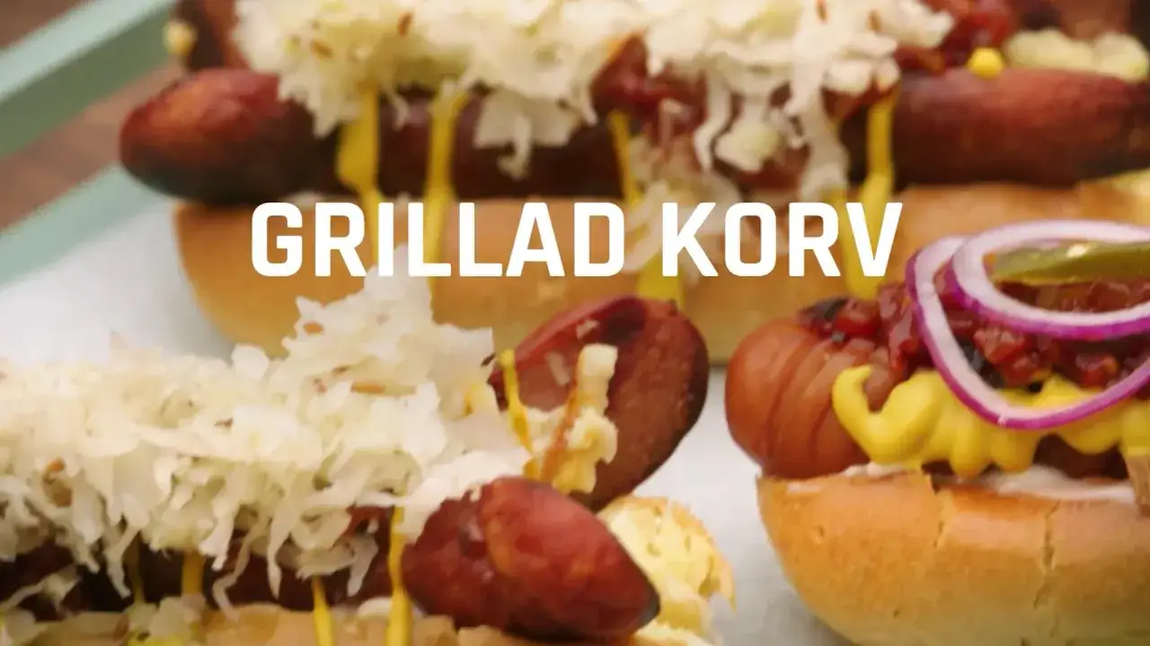Grillad korv med surkål och senap. En klassiker som smakar lika gott på sommaren som på vintern.