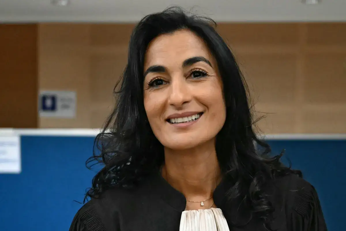 Avocate souriante, prête à défendre son client face à un jugement contradictoire.