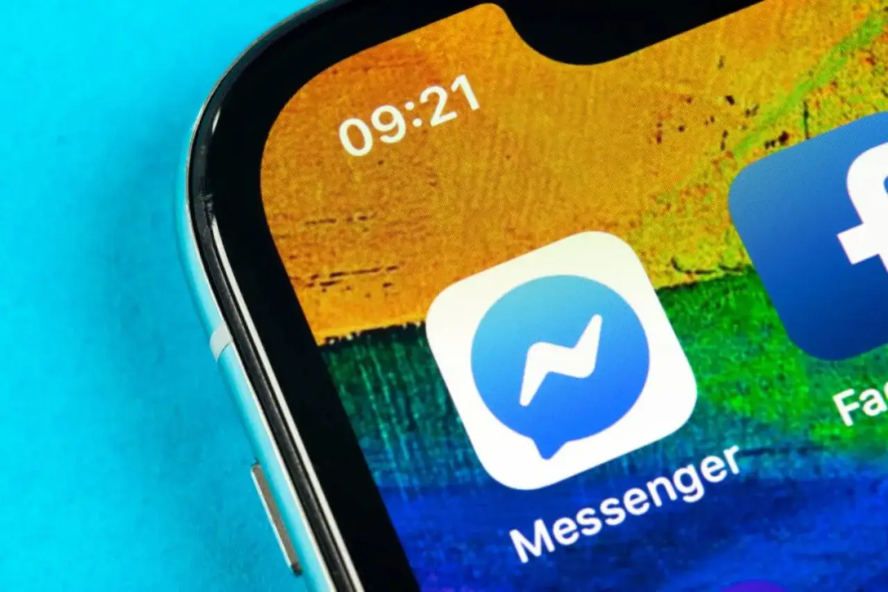 Ikona Messengera na ekranie telefonu. Chcesz wiedzieć, jak zrobić aktualizacje Messengera? Sprawdź, jak to zrobić!