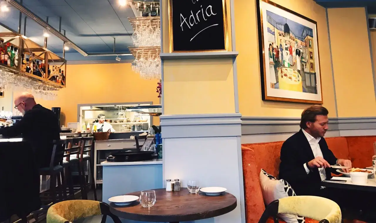 Man äter på Adria ristorante & bar. En recension av maten och atmosfären.