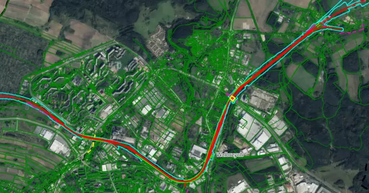 Mapa drogowa z zaznaczoną trasą kolejową w mieście Wałbrzych. Widoczne osiedla, tereny przemysłowe i lasy.