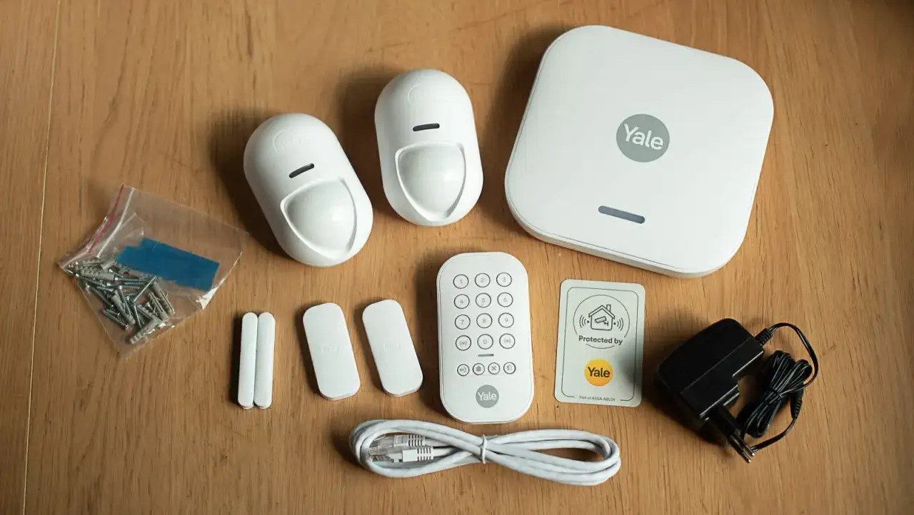 Yale larmsystem med rörelsedetektorer, dörrsensorer, fjärrkontroll och nätadapter. Ett smart val för verisure larm utan abonnemang.