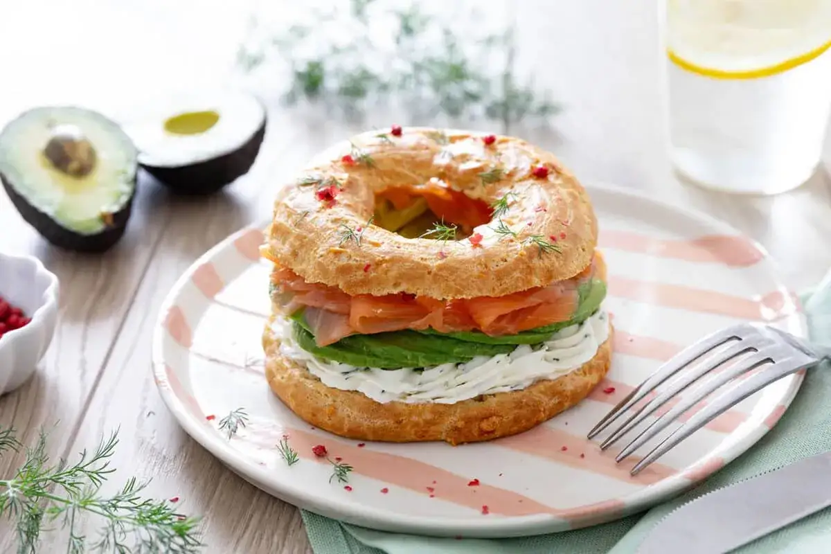 Un Paris-Brest garni de saumon fumé, avocat et crème fraîche aux herbes. Un délice pour les papilles !