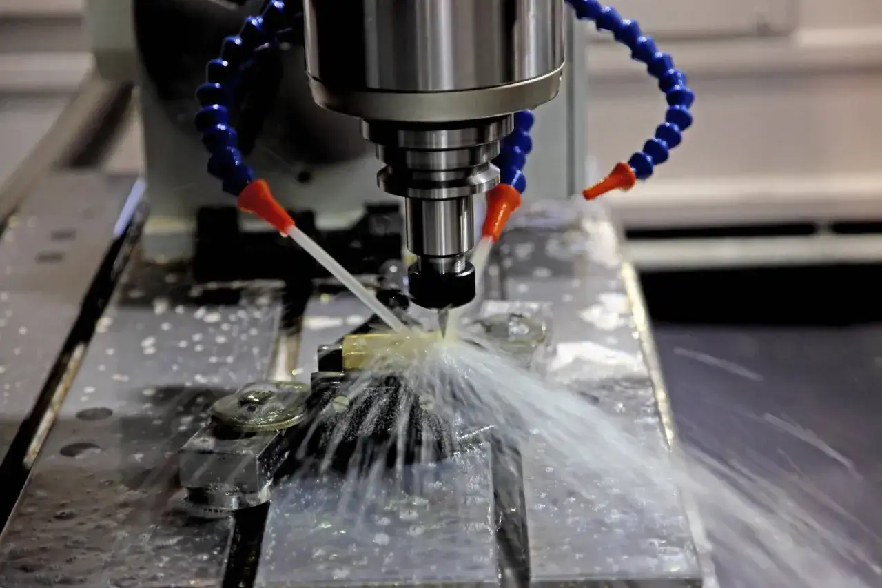 Pr&auml;zisionsbearbeitung auf einer CNC-Maschine. Ein Zerspanungsmechaniker nutzt diese Technik f&uuml;r seine Weiterbildung.