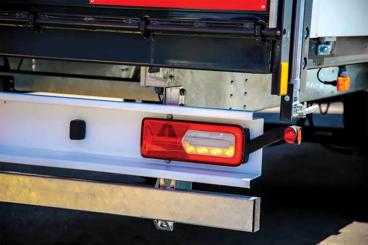 Feux stop d'un camion allum&eacute;s, signalant un arr&ecirc;t imminent.