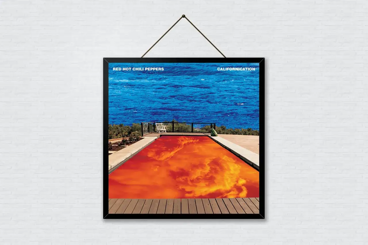 Okładka albumu Red Hot Chili Peppers Californication. Płonący basen i błękitne morze.
