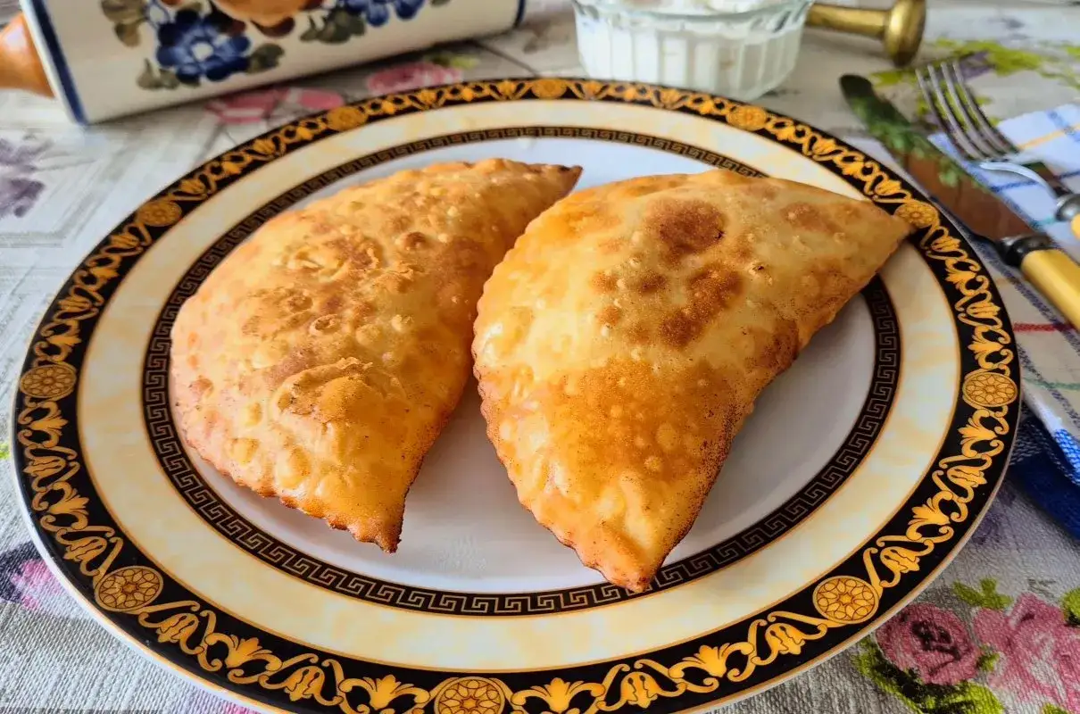 Złociste, chrupiące czebureki na talerzu. Idealne do domowego czebureki przepis.