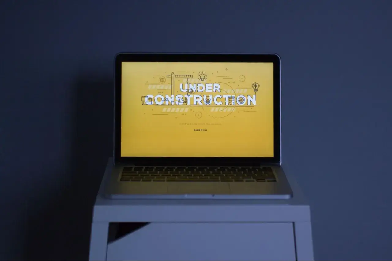 Laptop z napisem 