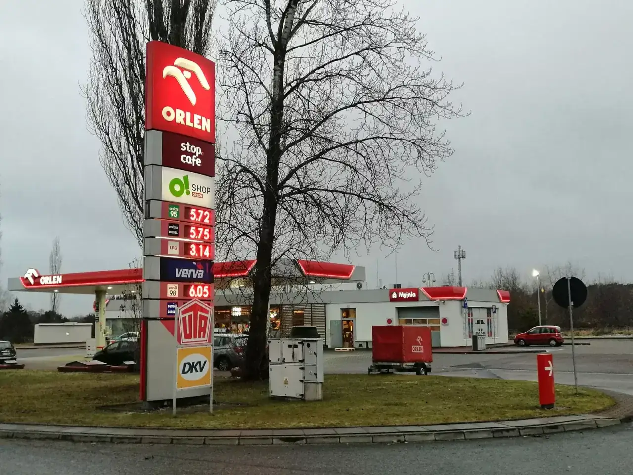 Znak z cenami paliw na stacji Orlen: cena LPG 3.14, benzyna 95 za 5.72, diesel 5.75.