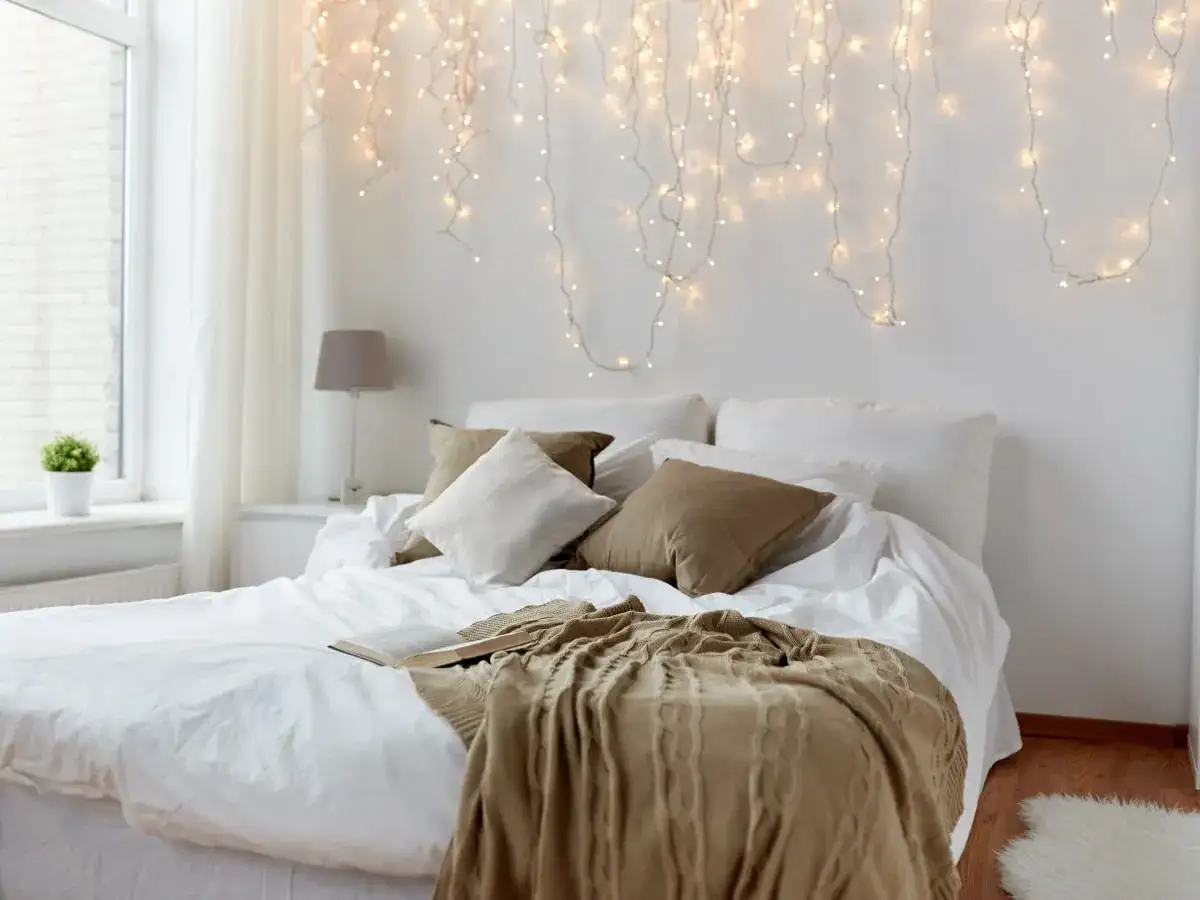 Oświetlenie sypialni inspiracje: girlanda świetlna nad ł&oacute;żkiem tworzy przytulną atmosferę.