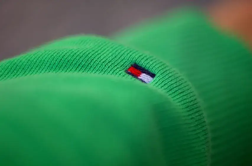 jak rozpoznać podróbkę bluzy tommy hilfiger, oryginalna bluza tommy hilfiger vs podróbka